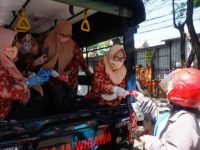 Peringati HUT Ke-75 RI, DWP Provinsi Sulsel Bagi-bagi Masker