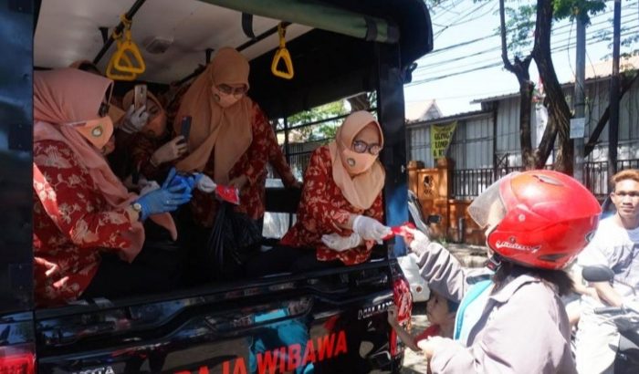 Peringati HUT Ke-75 RI, DWP Provinsi Sulsel Bagi-bagi Masker