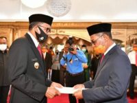 Gubernur Sulsel saat melantik Prof Dr Muhammad Djufri sebagai Kadis Pendidikan Sulsel.