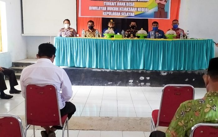 Sekda Selayar saat membuka penyuluhan dan penerangan hukum terkait dana desa di wilayah hukum Kejaksaan Negeri Selayar.