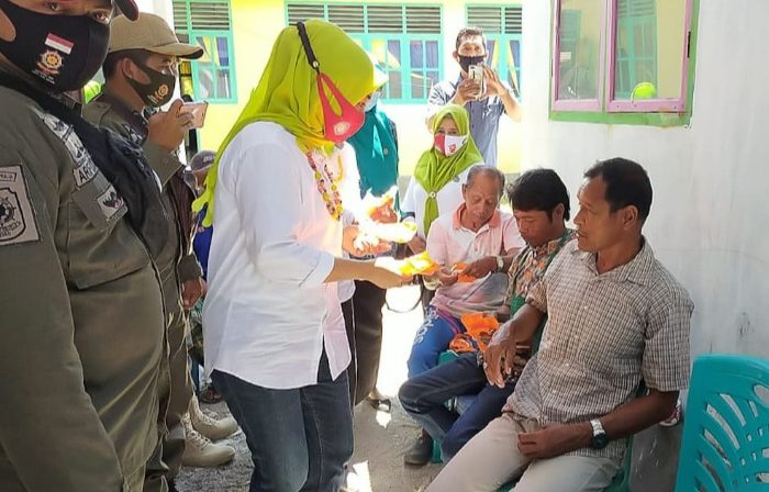 Dukung Gebrak Masker, PKK Selayar Kembali Bagikan Masker ke Warga.