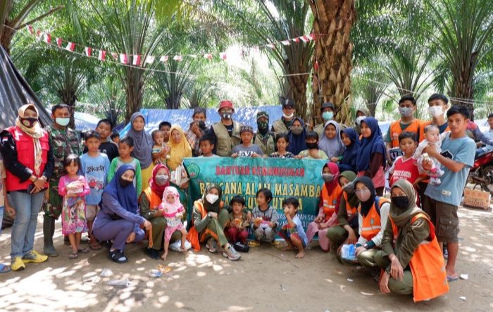 Civitas Akademik ARS Stikes Plamonia Gelar Bakti Sosial Bantu Korban Banjir Lutra