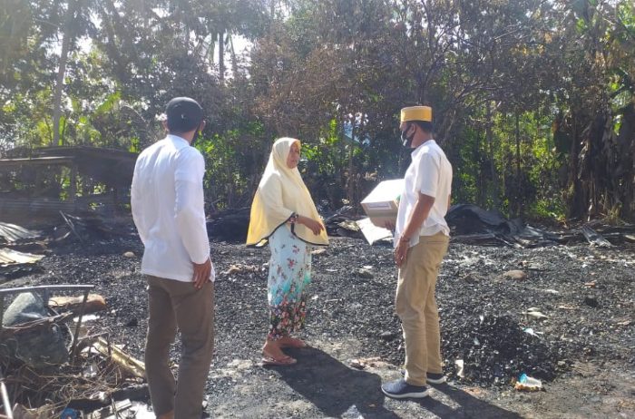 HIPPMAS Tellulimpoe Salurkan Bantuan untuk Korban Kebakaran