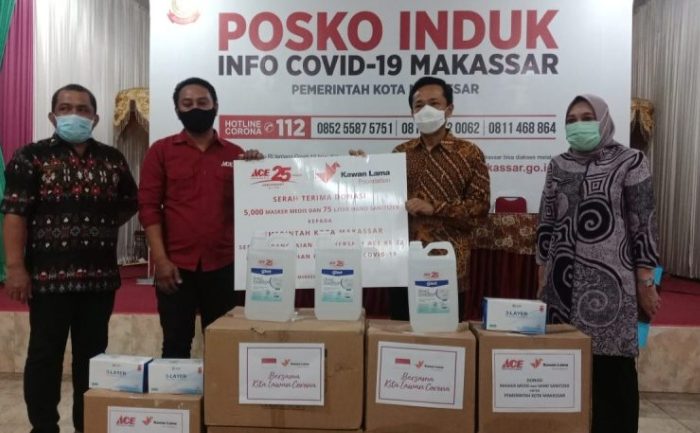 Kawan Lama Foundation Donasikan 5000 Masker Dan 75 Liter Hand Sanitizer Ke Pemkot Makassar