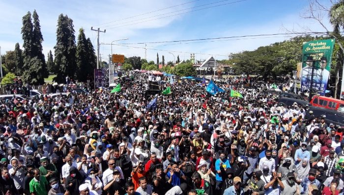 Puluhan ribu pendukung dan simpatisan pasangan Askar-Pipink saat melakukan deklarasi, di Bundaran Phinisi, Lapangan Pemuda Bulukumba