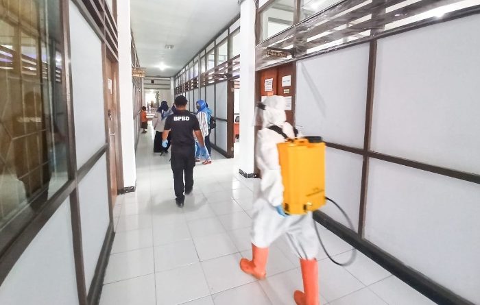 Badan Penanggulangan Bencana Daerah (BPBD) Kabupaten Kepulauan Selayar hari ini Jumat (25/9/2020) melakukan penyemprotan disinfektan di Kantor Bupati Sekretariat Daerah Kabupaten Selayar.