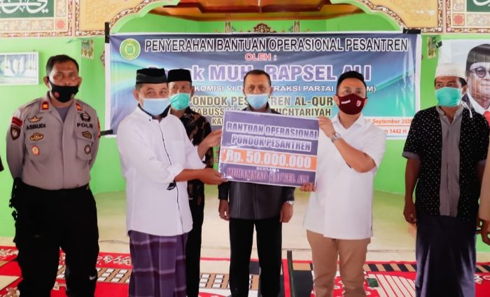 Rapsel Ali Serahkan Bantuan Operasional untuk Pesantren Babussalam