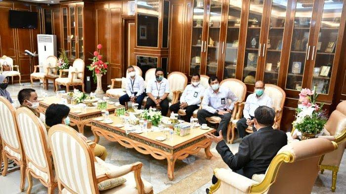 Prof. HM Nurdin Abdullah menerima kunjungan dari General Manajer PLN Unit Induk Wilayah Sulsel, Barat dan Tenggara, Ismail Deu dan rombongan di Kantor Gubernur Sulawesi-Selatan, Selasa (22/9/2020).