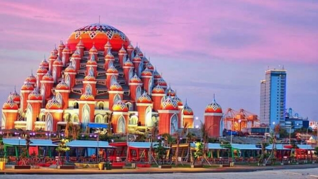 Masjid 99 Kubah Kota Makassar.