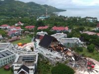 Kondisi kantor Gubernur Sulawesi Barat yang rusak akibat gempa bumi berkekuatan magnitudo 6,2 terlihat dari KRI Teluk Ende-517 di Kabupaten Mamuju, Sulawesi Barat. (Foto: Arsip CT Arsa)