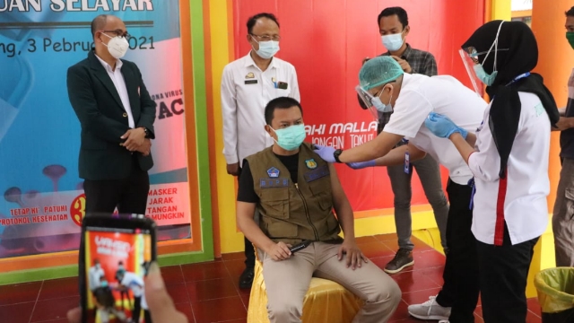 Basli Ali Jadi Orang Pertama Disuntik Vaksin Covid-19 di Selayar