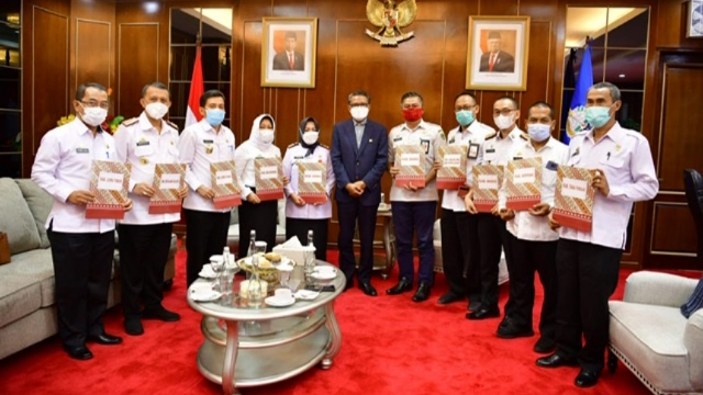 Gubernur Serahkan 10 SK PLH Bupati di Sulsel