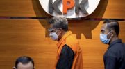 Nurdin Abdullah (rompi orange) usai Konferensi Pers yang digelar KPK di Gedung Merah Putih, Jakarta, Minggu (28/02/2021) dini hari