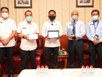 Kepala Kantor Pelayanan Pajak (KPP) Pratama Bantaeng, Wawan Ridwan menyerahkan SPT tahunan kepada Bupati Bantaeng, DR Ilham Azikin