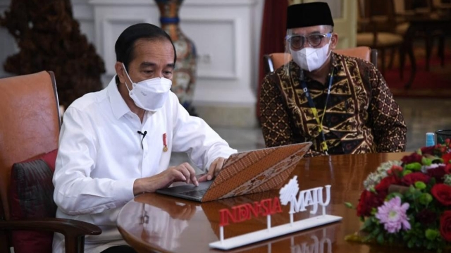 Presiden Jokowi melaporkan SPT Tahunan melalui aplikasi daring e-filling, di Istana Merdeka, Jakarta, Rabu (03/03/2021).