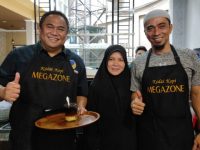 Berbaur dengan Penikmat Kopi, RG Apresiasi Kedai Kopi Megazone di Makassar