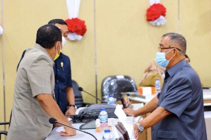 Wawali Parepare dan Anggota DPRD diskusi usai mengelar rapat paripurna.