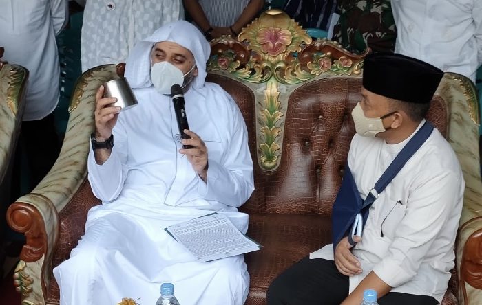 Syekh Muhammad Jaber Beri Hadiah untuk Ilham Azikin