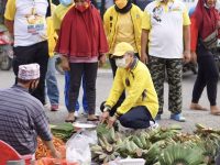 Taufan Pawe Borong Jualan dan Traktir Warga di Pasar Sentral Masamba