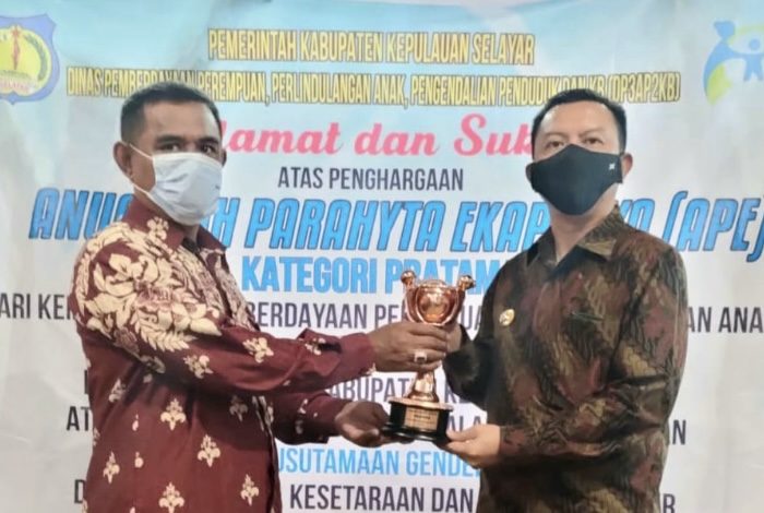 Bupati Selayar Terima Penghargaan Anugerah Parahita Ekapraya 2020