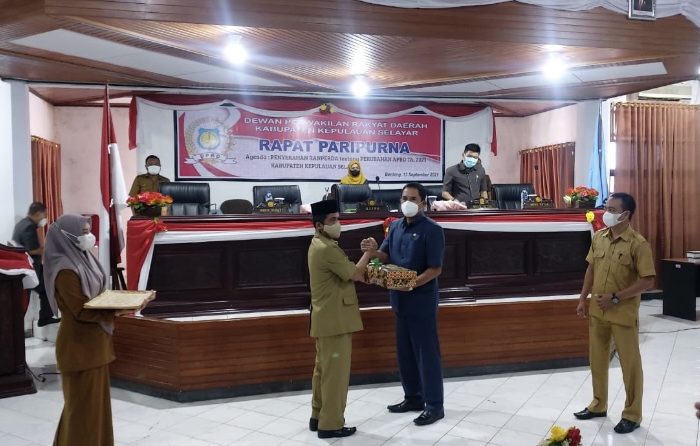 Wakil Bupati Serahkan Ranperda Tahun Anggaran 2021 ke DPRD Selayar