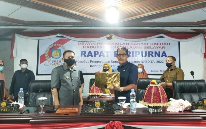 Serahkan Ranperda APBD 2022, Basli Ali: Suara Warga Net Juga Perlu Perhatian