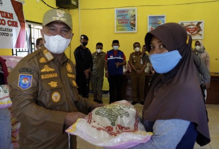 Bupati Luwu Timur Serahkan Bantuan Sosial untuk Masyarakat Terdampak Covid-19
