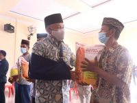 Penyerahan bantuan benih jagung kepada sejumlah kelompok tani di Kecamatan Eremeasa