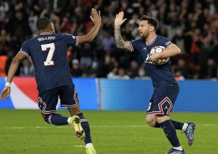 Selebrasi Lionel Messi dan Kylian Mbappe, PSG vs RB Leipzig, Liga Champions 2021/22 (c) AP Photo