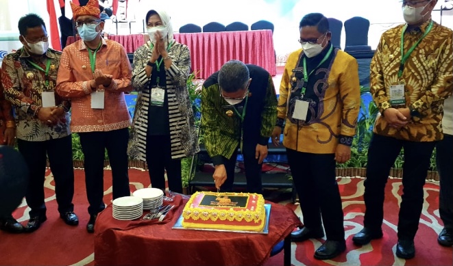 HUT ke-56, Taufan Pawe Dapat Surprise dari Pengurus APEKSI