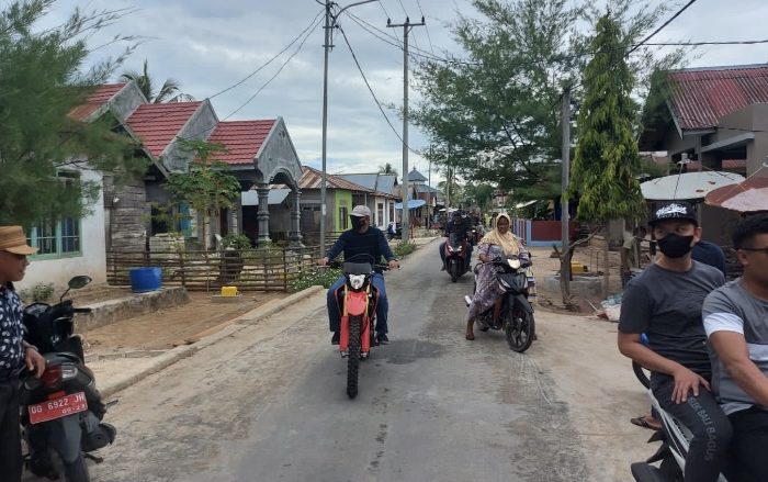 Bupati Selayar, H. M. Basli Ali mengendarai motor jenis trail menuju Desa Sambali, Kecamatan Pasimarannu untuk menghadiri undangan warga.
