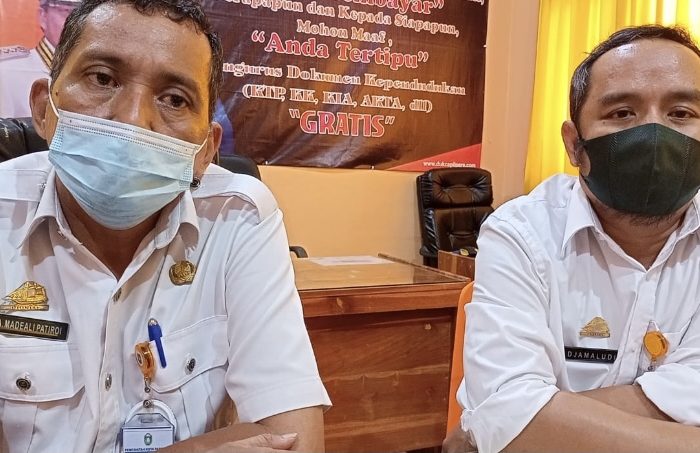 Kasi Identitas Penduduk Diskudcapil Pemkot Parepare, Andi Madeali Patiroi (kiri)