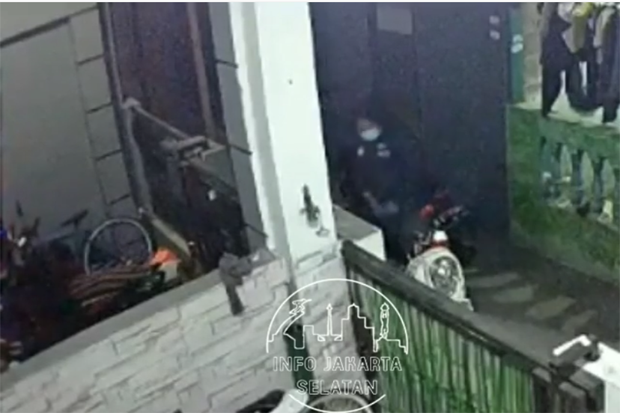 Waduh, Pria Ini Terekam CCTV Sedang Masturbasi di Jok Motor Milik Perempuan
