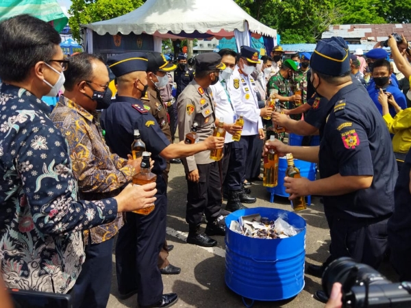 Miras dan Ribuan Batang Rokok Ilegal Dimusnahkan di Parepare, Totalnya Rp1.5 Milyar
