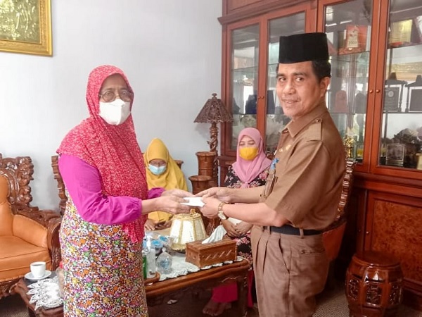 HUT Ke-416, Wakil Bupati Selayar Berikan Santunan Janda Veteran