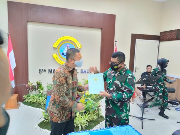 Pangkalan TNI AL Selayar, Bupati Basli Ali Serahkan Sertifikat Tanah Hibah ke Aslog Kasal
