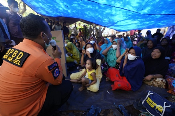 Warga Pulau Bonerate Selayar Terharu Atas Kunjungan Plt Gubernur yang Tinjau Wilayah Terdampak Gempa
