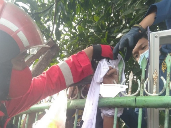 Bikin Ngilu, Seorang Anak Tertusuk Besi Pagar di Makassar