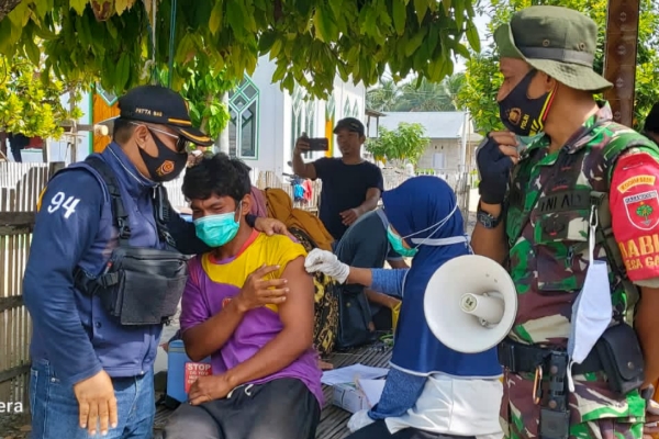 Camat Passilambena Selayar Razia Vaksinasi di Pelabuhan Kawau