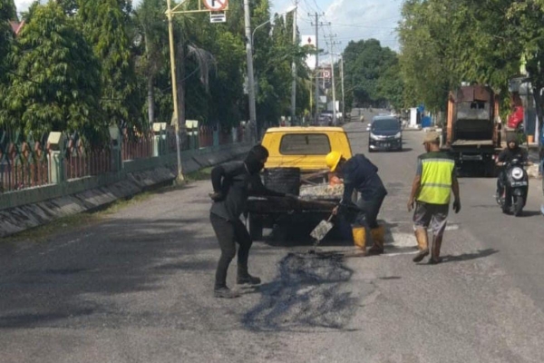 Taufan Pawe Respons Keluhan Warga Terkait Jalan Berlubang