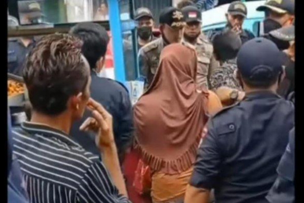 Viral, Emak-emak PKL Siram Minyak Panas ke Satpol PP