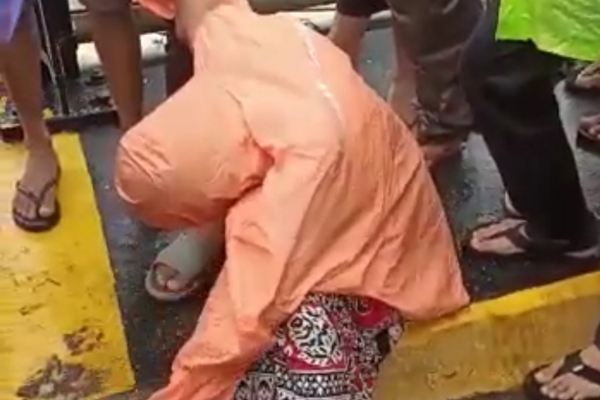 Diduga Belum Terima Gaji dan Terlilit Hutang, Seorang Wanita Nekat Ingin Lompat Dari Jembatan Kembar