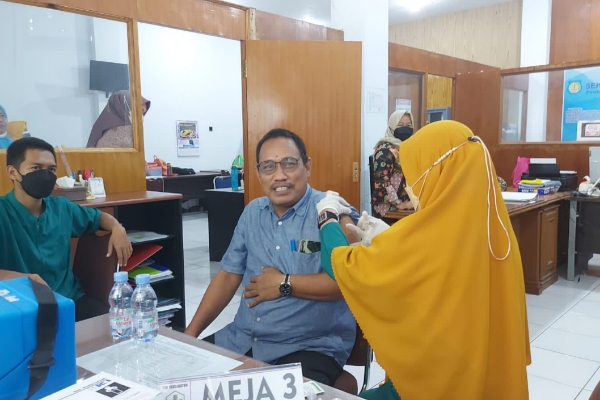 Jajaran Diskominfo Selayar Jalani Vaksinasi Dosis Ketiga