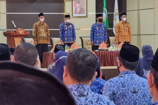 Parepare, PANRITA.News - Wali Kota Parepare, Taufan Pawe, buka kegiatan Musabaqah Tilawatil Qur’an (MTQ) ke-XXIX tahun 2022, sekaligus melantik Dewan Hakim MTQ di Gedung Audirotium BJ Habibie, Kamis (17/03/2022). MTQ ke- XXIX mengangkat tema "Mewujudkan Generasi Qurani yang Unggul, Inovatif dan Berakhlak Mulia". Dihadiri Kanwil Provinsi Sulsel, Kemenag Parepare, Jajaran Polres, Kodim, Wakil Walikota Parepare, Ibu Ketua Tim Penggerak PKK Parepare, Sekda, para pimpinan SKPD, Camat dan Lurah. Pada kesempatan itu, Taufan berpesan kegiatan MTQ dapat dijadikan sebagai forum syiar islam yang dapat diimplementasikan untuk pembangunan keumatan di Kota Parepare. "Mudah-mudahan kegiatan MTQ ini dapat melahirkan nantinya duta-duta generasi quran yang unggul, berkarakter dan berakhlak mulia," harapnya, Jumat (18/03/2022) Pada kegiatan itu juga, Taufan Pawe mengungkapkan, pembangunan keumatan merupakan komitmen yang harus diwujudkan. Komitmen itu ia wujudkan selama menjabat Wali Kota Parepare dua periode yaitu gaji atau tunjangan tidak pernah ia ambil. "Dari awal pemerintahan, saya tidak pernah ambil gaji atau tunjangan satu rupiah pun karena niat saya dari awal, itu hanya digunakan untuk kepentingan umat yang di tempatkan direkening khusus yang selanjutnya disalurkan untuk kepentingan program keumatan," ungkapnya. Dimasa jabatnnya juga lanjut Taufan, tiap tahun menganggarkan kenaikkan insentif ratusan guru mengaji TKA/ TPA di empat Kecamatan, begitupun gaji pegawai syara dan imam masjid. "MTQ ke-XXIX tahun ini, saya siapkan bonus tambahan bagi yang juara, rencananya juga saya akan hadiri pelaksanaan MTQ untuk tingkat Provinsi Sulsel yang dipusatkan di Kabupaten Bone," pungkasnya.