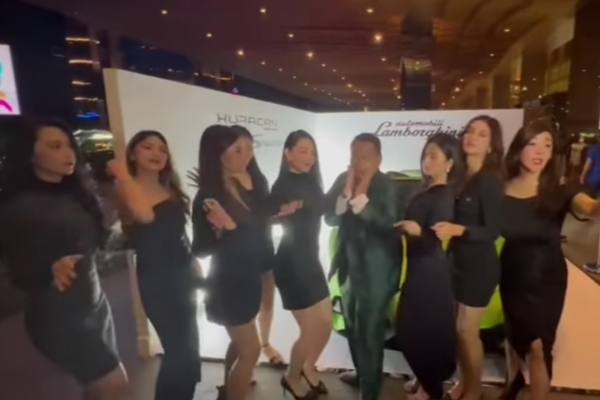 Hotman Paris Tak Pusing Dilaporkan ke Polisi, Malah Sibuk Dansa Dengan Wanita Cantik