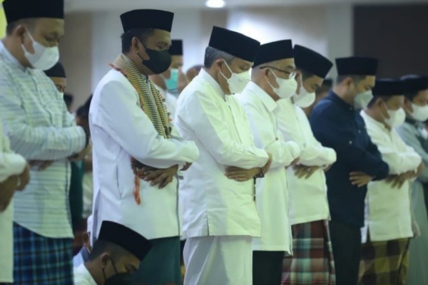 Taufan Pawe Salat Tarawih Bersama Masyarakat, Ajak Tingkatkan Amaliah Demi Kesejahteraan