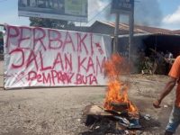 Desak Jalan Burung-burung Diperbaiki, Warga Gowa Unjuk Rasa dan Bakar Ban