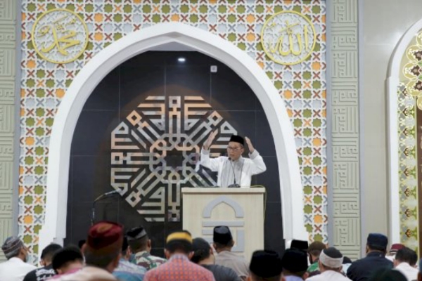 Gelar Safari Ramadhan, Wali Kota Makassar Tarwih Bersama Masyarakat di Masjid Hamarung