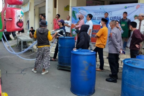 Pemkot Parepare Bersama BUMN Distribusi Minyak Goreng Curah 20 Ton di Pasar Rakyat