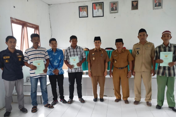 Wabup Selayar Kembali Serahkan Sertifikat Hak Atas Tanah Kepada 18 Nelayan di Desa Komba-komba